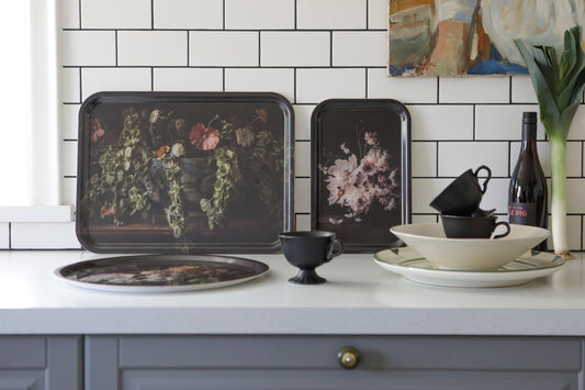 Nya serveringsbrickor i formpressad björk, svensk design från Karin J Studio